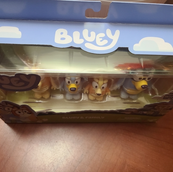 Bluey & Family Figures Bluey, Mum Chilli, Bingo, And Dad Bandit 4 Figure Set - Picture 2 of 4